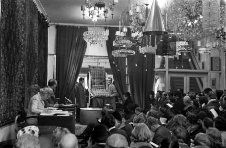 Veiling in gebouw de Zwaan van meubelen van Claus Meubelbedrijf , opdracht V, Bestanddeelnr 921-9492