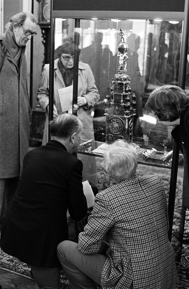 Veiling grootste collectie antieke klokken, horloges en uurwerken op 02-04, veilingstukken worden bekeken, Bestanddeelnr 931-3994