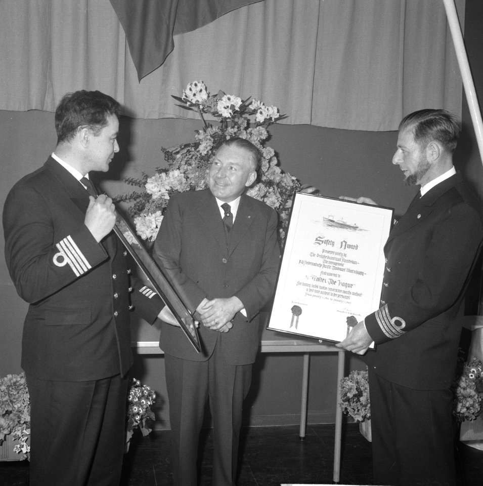 Veiligheidsonderscheiding voor kapiteins Kapitein J Mal Kapitein J van Beek en, Bestanddeelnr 913-7547