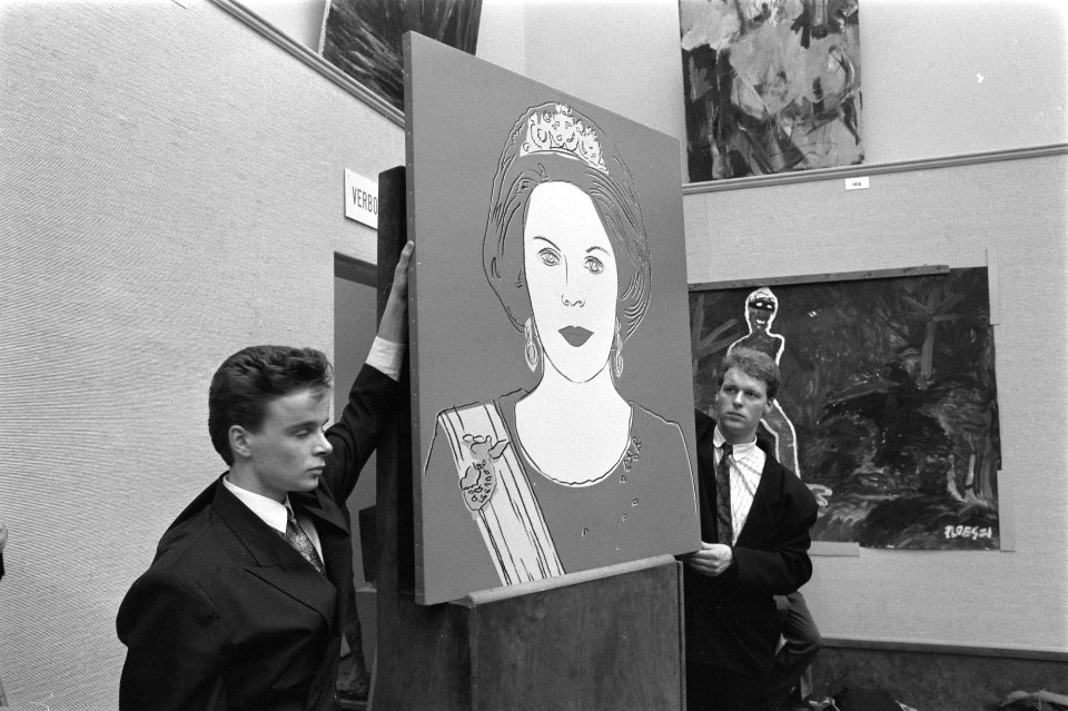 Veiling acrylverfschilderij van Andy Warhol van Koningin Beatrix, Bestanddeelnr 934-2136