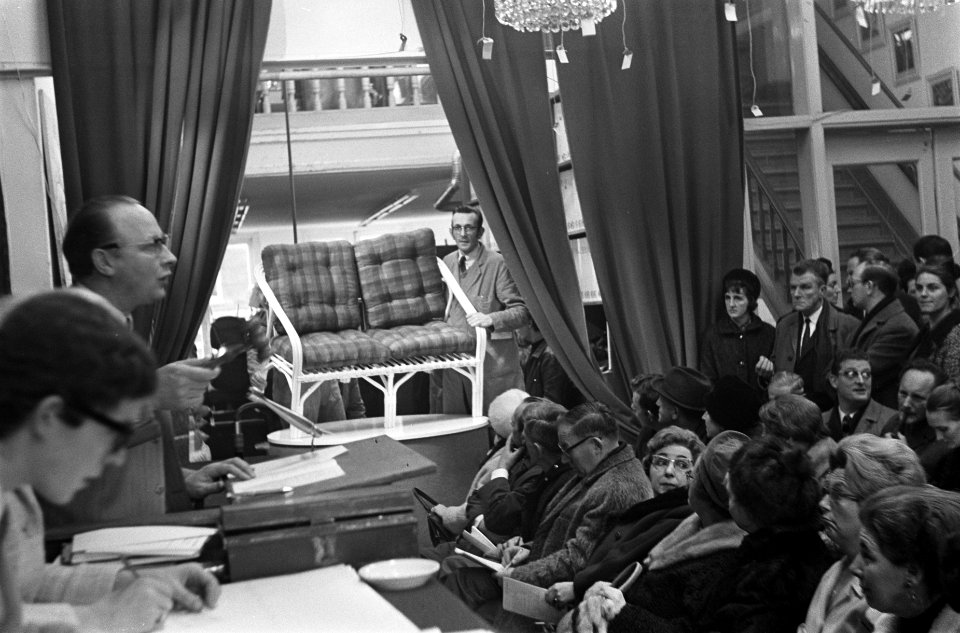 Veiling in gebouw de Zwaan van meubelen van Claus Meubelbedrijf , opdracht V, Bestanddeelnr 921-9491