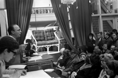 Veiling in gebouw de Zwaan van meubelen van Claus Meubelbedrijf , opdracht V, Bestanddeelnr 921-9491
