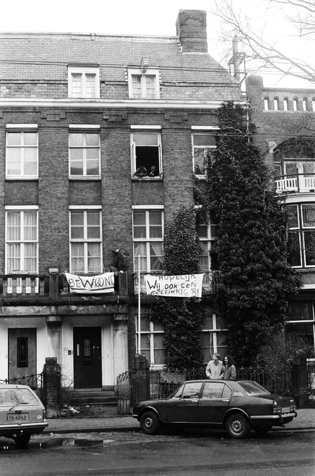 Vanmiddag werd in Amsterdam het pand G Metsustr 13 gekraakt (met spandoek), Bestanddeelnr 931-2253