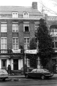 Vanmiddag werd in Amsterdam het pand G Metsustr 13 gekraakt (met spandoek), Bestanddeelnr 931-2253
