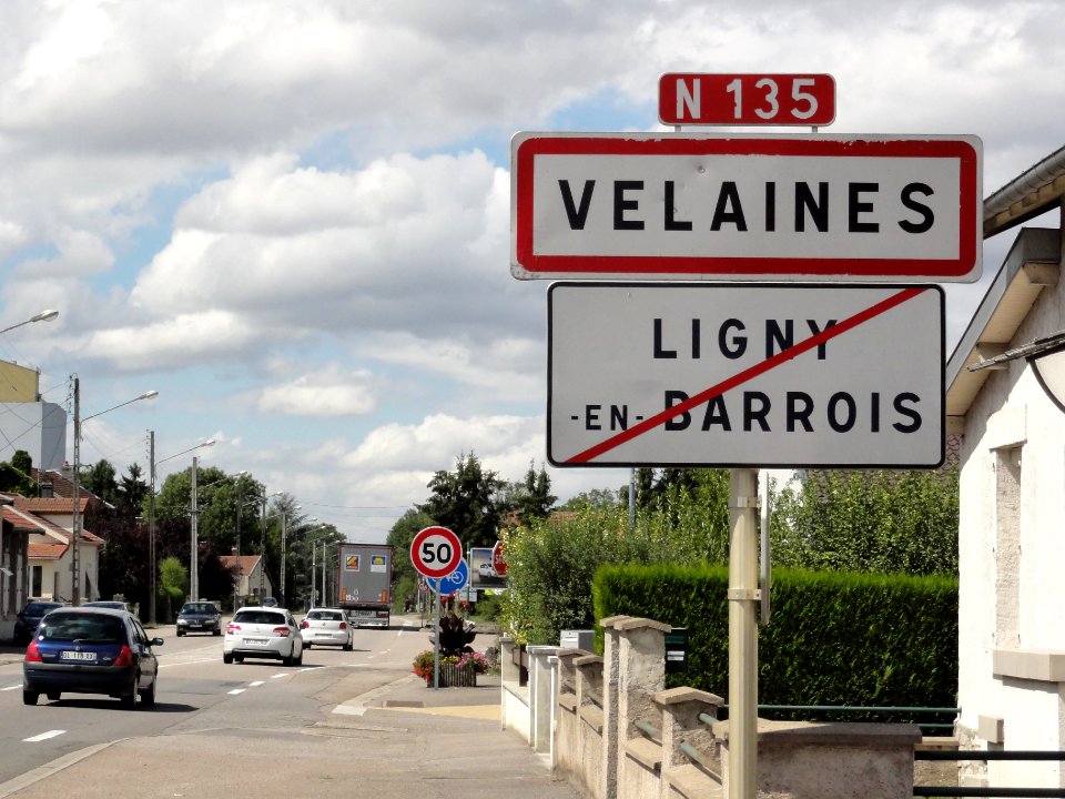 Velaines and Ligny-en-Barrois (Meuse) city limit signs