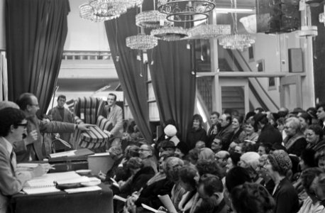 Veiling in gebouw de Zwaan van meubelen van Claus Meubelbedrijf , opdracht V, Bestanddeelnr 921-9496