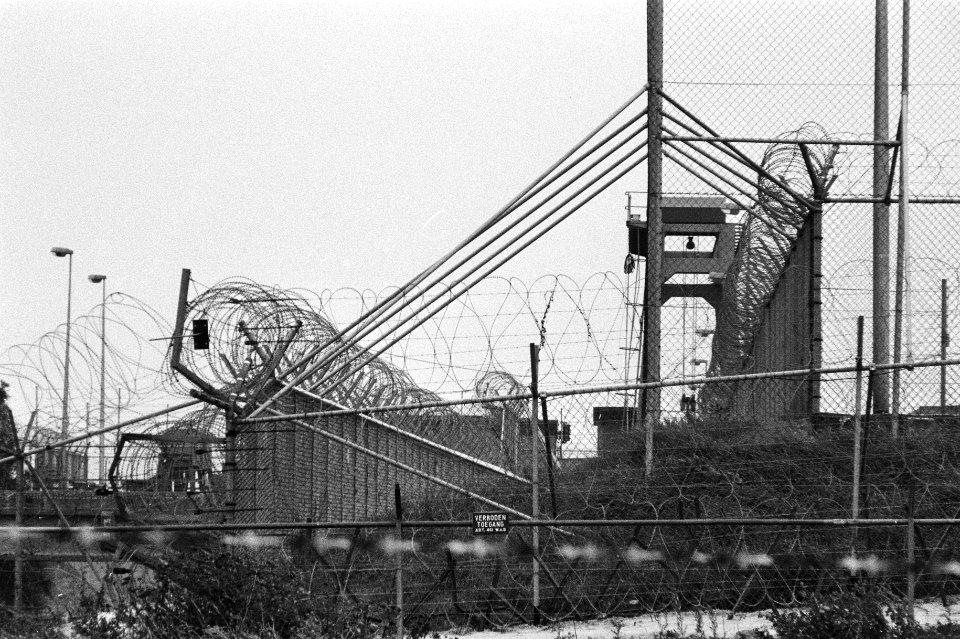 Veiligheidsmaatregelen bij kerncentral Dodewaard, tiental kilometes prikkeldraad, Bestanddeelnr 931-0774