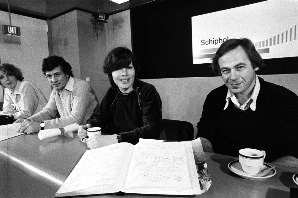 Vanmiddag is vanaf Schiphol delegatie van 2 personen vertrokken om John Lennon c, Bestanddeelnr 931-2254