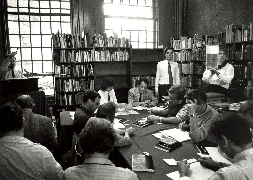 Veilinghuis Bubb Kuyper. Veilingmeester Bubb Kuyper, links boven tijdens de veiling van de Achterberg Collectie. Aangekocht in 1991 van United Photos de Boer bv. - Negatiefnummer 32348 k 25 a. - Gepub