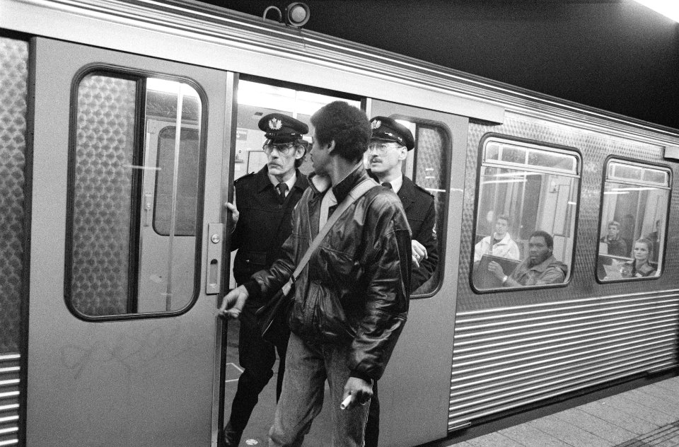 Veiligheidsagenten verwijderen een passagier uit de metro, Bestanddeelnr 934-4258