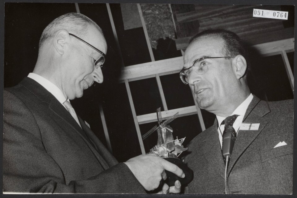 Vanmiddag ontvindg de oud-burgemeester van Uden , de heer G.I.M. van Kemenade (l, Bestanddeelnr 091-0764