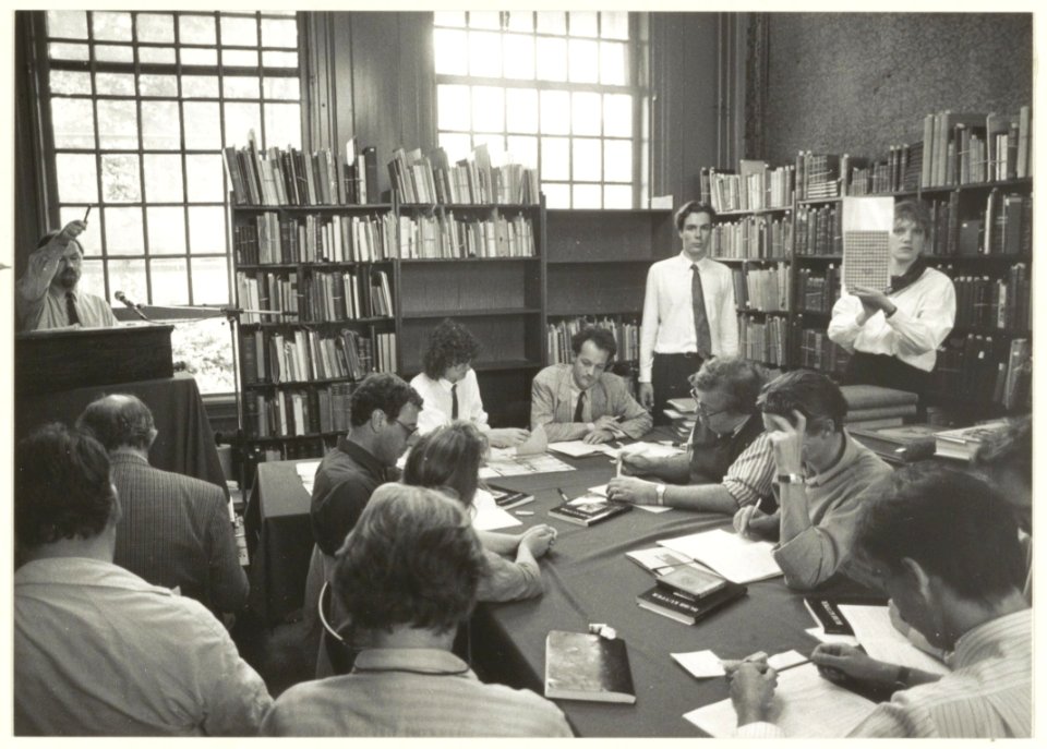 Veilingmeester Bubb Kuiper (geheel links) tijdens de veiling van de Achterberg collectie. Bibliotheek Hofje van Staats. NL-HlmNHA 54031484