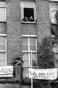 Vanmiddag werd in Amsterdam het pand G Metsustr 13 gekraakt,, Bestanddeelnr 931-2251
