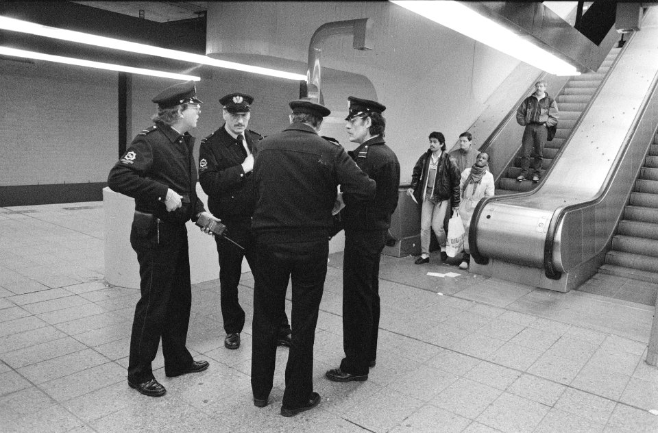 Veiligheidsagenten in een metrostation, Bestanddeelnr 934-4260