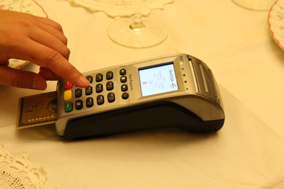 Chip card pin table