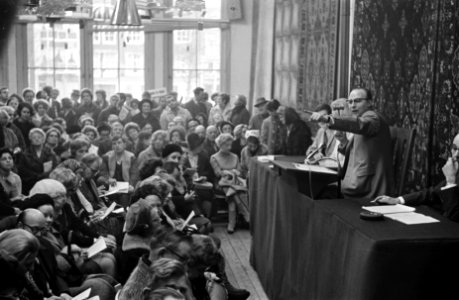 Veiling in gebouw de Zwaan van meubelen van Claus Meubelbedrijf , opdracht V, Bestanddeelnr 921-9494