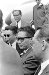 Vanuit Indonesië aangekomen tijdens zijn persconferentie op Schiphol, Bestanddeelnr 919-5240