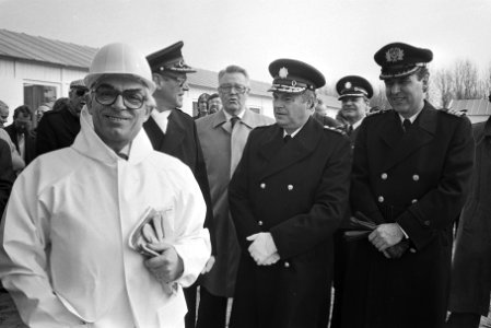 V.l.n.r. Polak, Commissaris van de Koningin Roel de Wit, hoofdcommissaris van po, Bestanddeelnr 932-5267
