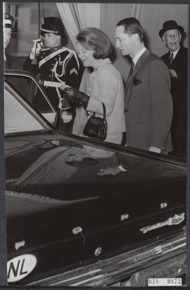 Vanmorgen vertrokken van het Paleis op de Dam H.K.H. prinses Irene en haar echtg, Bestanddeelnr 018-0872
