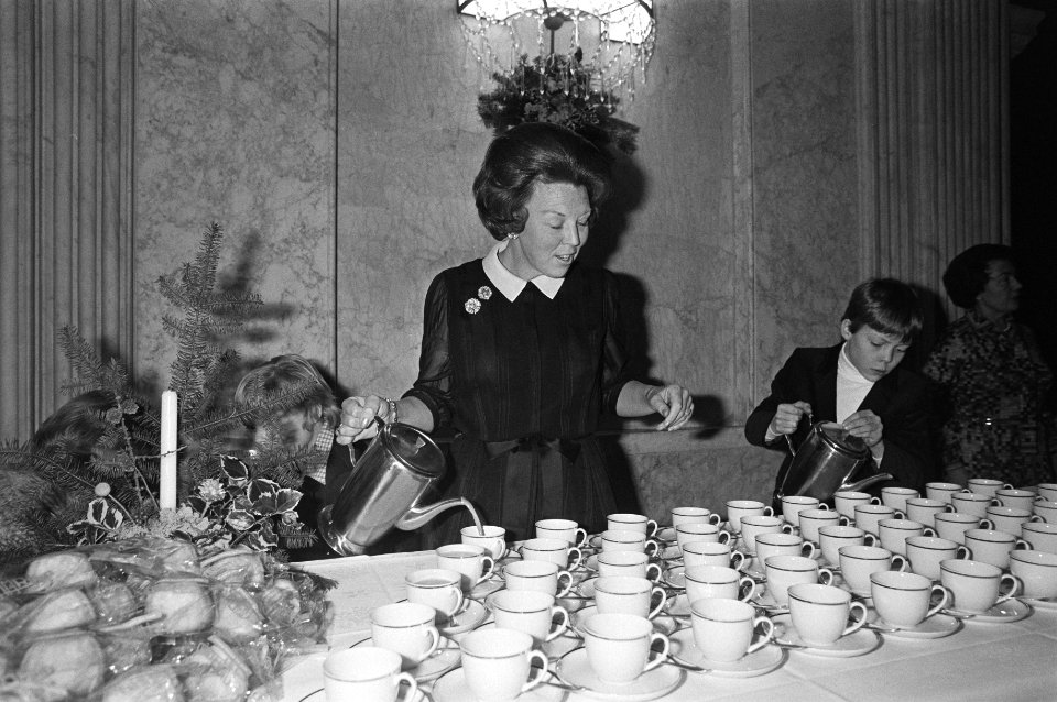 Vanmiddag vierde de Koninklijke familie kerstfeest, tezamen met personeel, Konin, Bestanddeelnr 931-2246