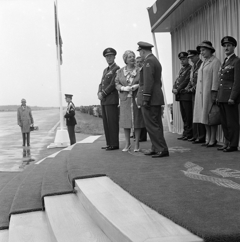 Vanwege het vijftigjarig bestaan van de Koninklijke Luchtmacht wordt een defilé , Bestanddeelnr 915-3200