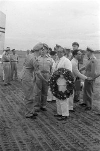 Vanui Batavia op het vliegveld van Medan zijn gearriveerd het hoofd van de nieuw, Bestanddeelnr 487-2-7