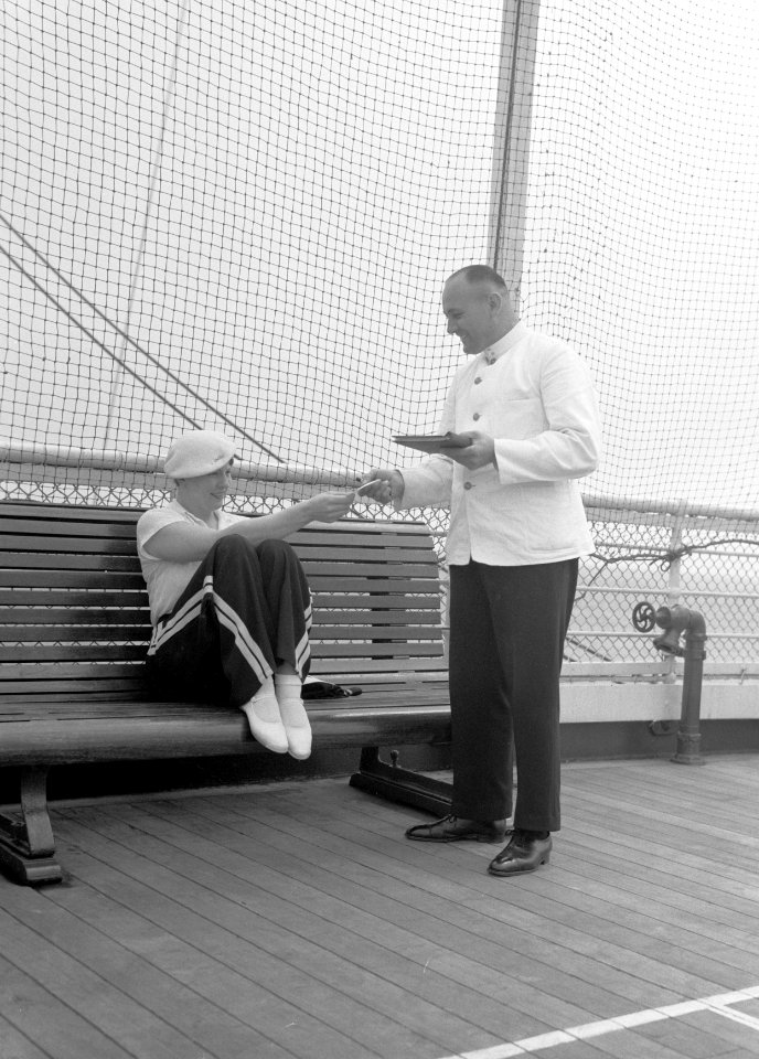 Van de Polls vrouw Nell Langlais met een steward aan boord van de MS Colombia op, Bestanddeelnr 190-0131