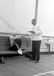 Van de Polls vrouw Nell Langlais met een steward aan boord van de MS Colombia op, Bestanddeelnr 190-0131