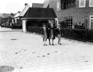 Van de Polls vrouw Nell Langlais met dochters Hans (links) en Renée op de Israel, Bestanddeelnr 252-1221 photo