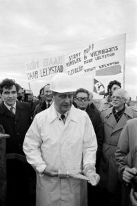 Vanmiddag heeft minister Tuijnman in Flevopolder startsein gegeven voor aanvang , Bestanddeelnr 931-2264