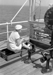 Van de Polls vrouw Nell Langlais aan een roeimachine op het cruiseschip MS Colom, Bestanddeelnr 190-0105