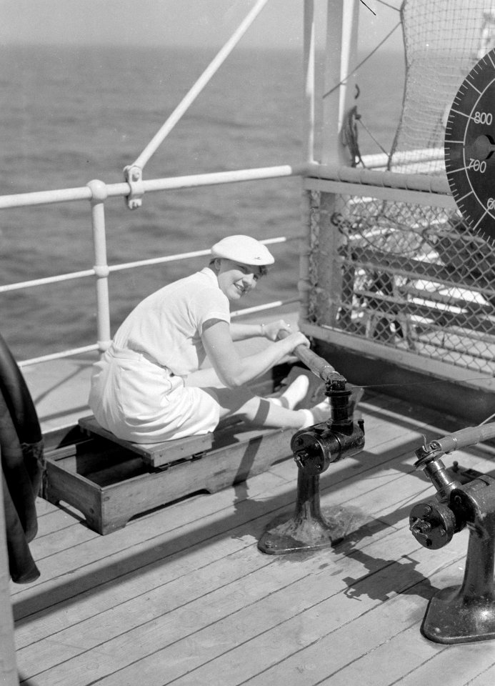 Van de Polls vrouw Nell Langlais aan een roeimachine op het cruiseschip MS Colom, Bestanddeelnr 190-0104