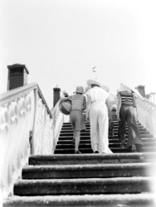 Van de Polls vrouw Nell Langlais en zijn stiefdochters Renée en Hans op een trap, Bestanddeelnr 189-0866 photo