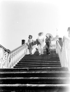 Van de Polls vrouw Nell Langlais en zijn stiefdochters Renée en Hans op een trap, Bestanddeelnr 189-0863 photo