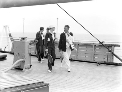 Van de Polls vrouw Nell Langlais en de heer Hages op het cruiseschip MS Colombia, Bestanddeelnr 190-0099