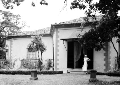 Van de Polls vrouw Nell Langlais voor een villa op Madeira, Bestanddeelnr 255-9584