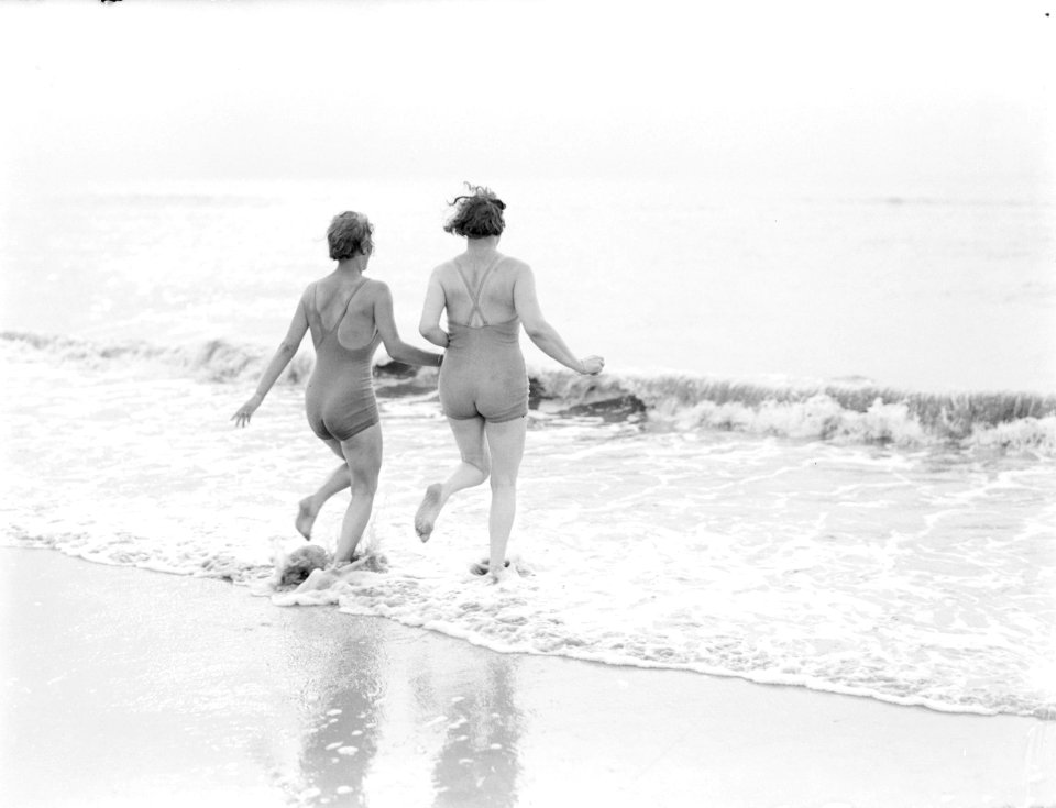 Van de Polls vrouw Nell Langlais (rechts) en Eva Waldschmidt rennen de zee in bi, Bestanddeelnr 252-0794