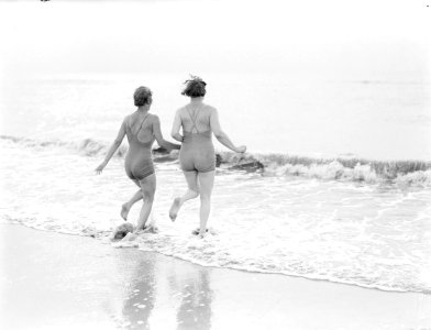 Van de Polls vrouw Nell Langlais (rechts) en Eva Waldschmidt rennen de zee in bi, Bestanddeelnr 252-0794