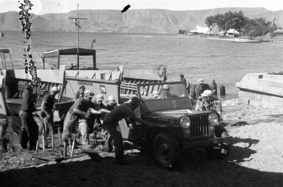 Vanuit een landingsvaartuig wordt een jeep aan land gebracht (Tobameer), Bestanddeelnr 2965