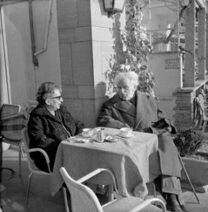 Van de Polls vrouw Hildegard op een terras in Ascona, Bestanddeelnr 254-5175
