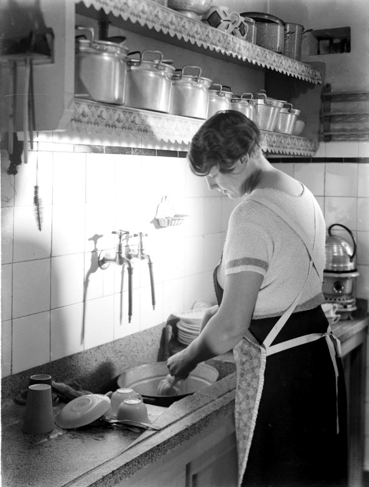 Van de Polls vrouw Nell Langlais aan de afwas, Bestanddeelnr 189-0811