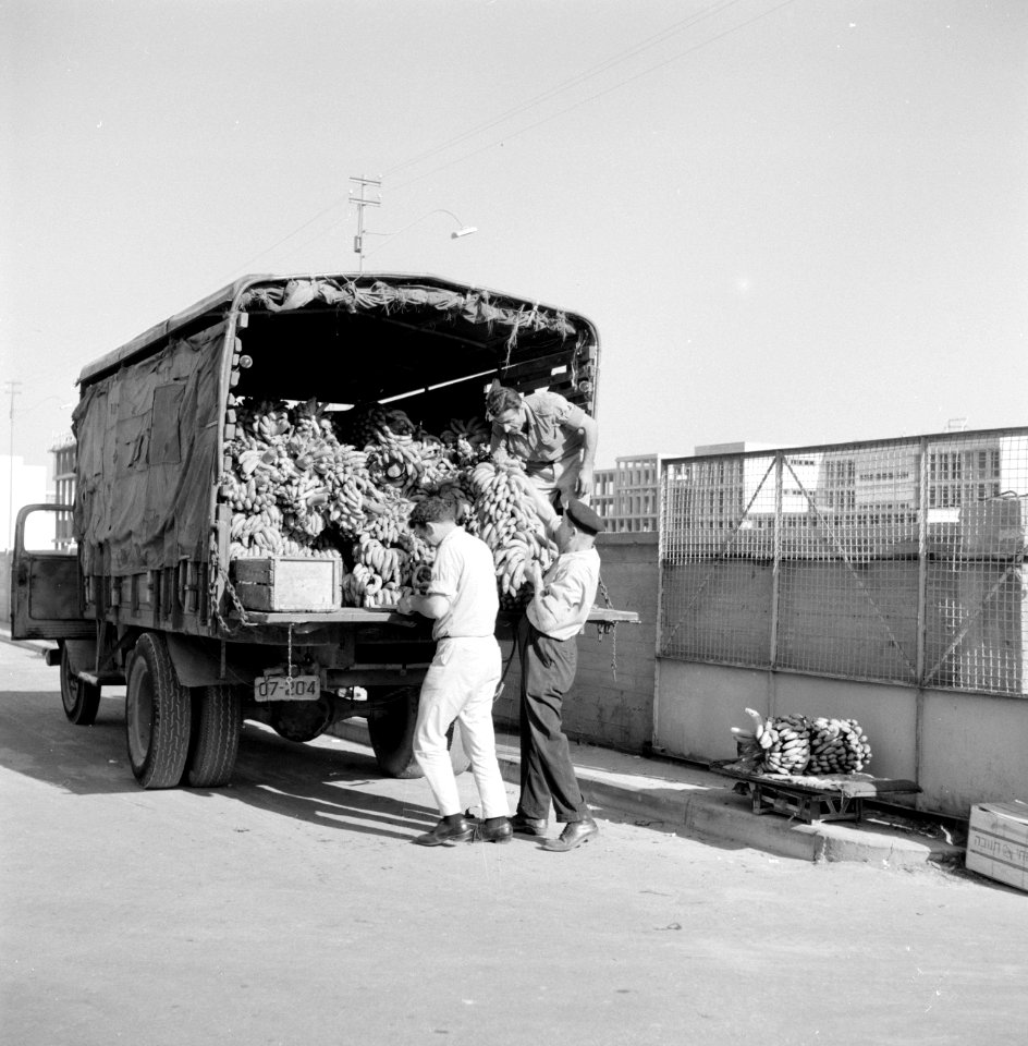 Vanuit de achterkant van een truck zijn arbeiders bezig met het in- en uitladen , Bestanddeelnr 255-1914