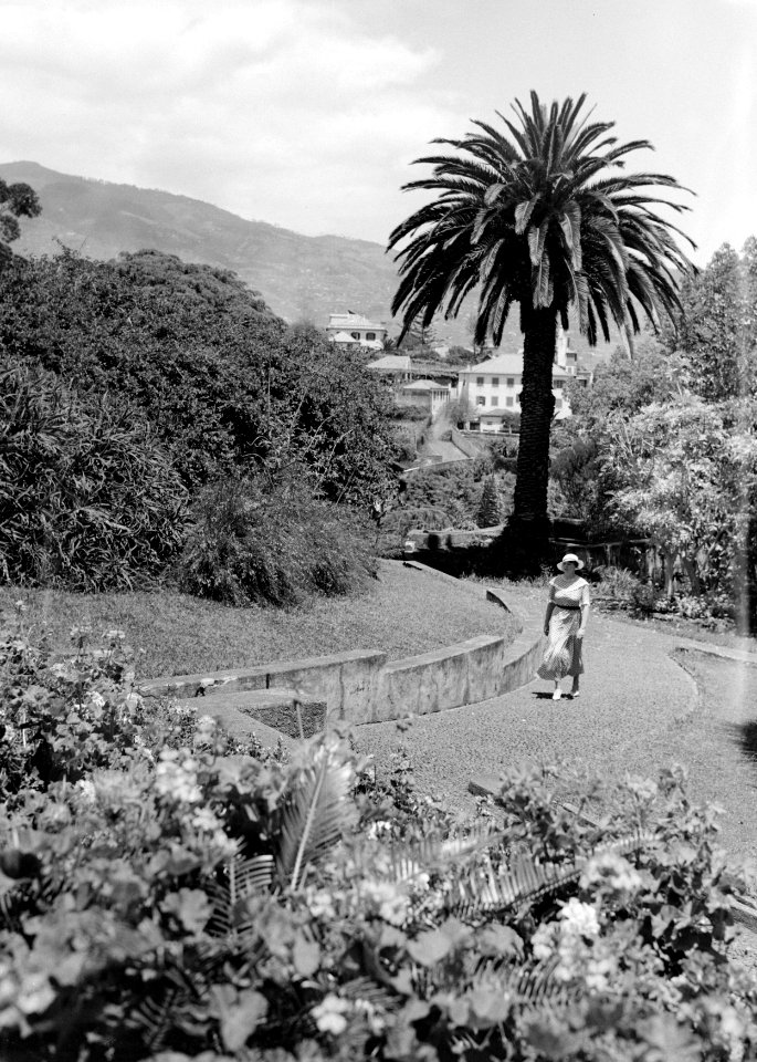 Van de Polls vrouw Nell Langlais in een tuin op Madeira, Bestanddeelnr 190-0170
