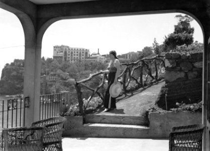 Van de Polls vrouw Nell Langlais op een pad van Reids Palace in Funchal op Madei, Bestanddeelnr 190-0163 photo