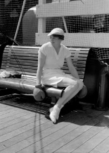 Van de Polls vrouw Nell Langlais met bokshandschoenen op het cruiseschip MS Colo, Bestanddeelnr 190-0108