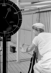 Van de Polls vrouw Nell Langlais op een krachtfiets op het cruiseschip MS Colomb, Bestanddeelnr 190-0098