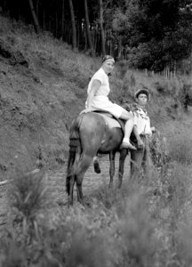 Van de Polls vrouw Nell Langlais op een muilezel op een tocht in het binnenland , Bestanddeelnr 190-0182 photo