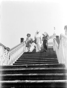 Van de Polls vrouw Nell Langlais en zijn stiefdochters Renée en Hans op een trap, Bestanddeelnr 189-0864 photo