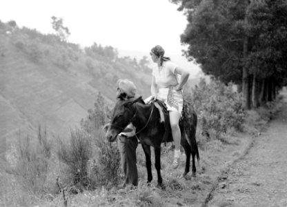 Van de Polls vrouw Nell Langlais op een muilezel op een tocht in het binnenland , Bestanddeelnr 190-0181 photo