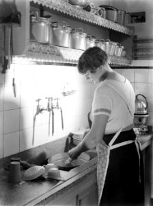 Van de Polls vrouw Nell Langlais aan de afwas, Bestanddeelnr 189-0810